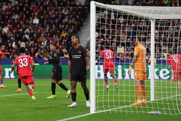 21.10.2025, xrekx, Fussball UEFA Champions League, Bayer 04 Leverkusen - Paris St. Germain PSG v.l. Torjubel nach dem Tor zum celebrating the goal celebrate 0:1 durch Willian Pacho (FC Paris Saint-Germain) Loic Bade (Bayer 04 Leverkusen) Mark Flekken (Bayer 04 Leverkusen) (DFL DFB REGULATIONS PROHIBIT ANY USE OF PHOTOGRAPHS as IMAGE SEQUENCES and or QUASI-VIDEO) Leverkusen