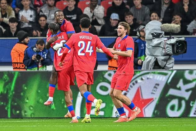 21.10.2025, Fussball: UEFA Champions League, Saison 2025 2026, Gruppenphase, 03. Spieltag, Bayer 04 Leverkusen - Paris Saint Germain in der BayArena in Leverkusen. Die Pariser Spieler bejubeln das Tor zum 1:0. Foto: Kirchner-Media Thomas Haesler Copyright: xKirchner-Media ThomasxHaeslerx
