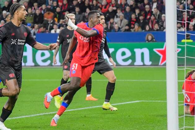 Willian Pacho (Saint-Germain 51) erzielt das Tor zum 0:1 21.10.2025 Fussball Champions League, Bayer Leverkusen vs Paris Saint-Germain, BayArena, Leverkusen,