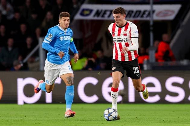 2025-10-21 PSV v SSC Napoli - UEFA Champions League 2025 26 League Phase MD3 EINDHOVEN, NETHERLANDS - OCTOBER 21: Giovanni Di Lorenzo of SSC Napoli battles for possession with Guus Til of PSV during the UEFA Champions League 2025 26 League Phase MD3 match between PSV and SSC Napoli at Philips Stadion on October 21, 2025 in Eindhoven, Netherlands. Eindhoven Philips Stadion Netherlands Content not available for redistribution in The Netherlands directly or indirectly through any third parties. Copyright: xBenxGalx