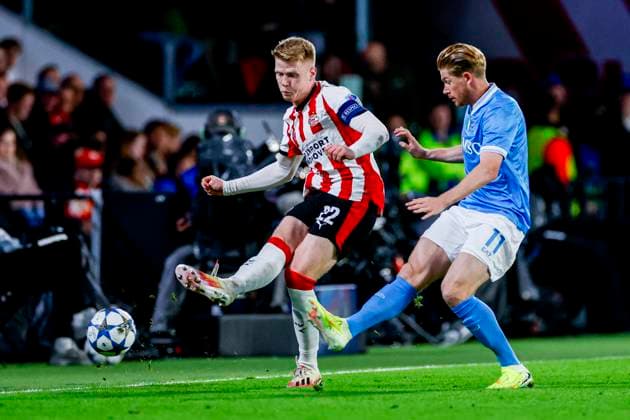 Jerdy Schouten of PSV Eindhoven passes the ball under pressure from Kevin De Bruyne of SSC Napoli PSV Eindhoven v SSC Napoli, UEFA Champions League 2025 26 League Phase MD3, PSV Eindhoven v SSC Napoli, PSV Stadion, October 21, 2025, Eindhoven, Netherlands.