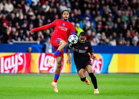 Leverkusen, Bayarena, 21.10.2025: Bradley Barcola of Paris challenges Arthur of Leverkusen during the Championsleague match Bayer 04 Leverkusen vs. Paris St. Germain.