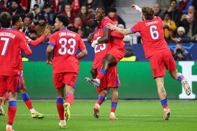 iChampions League - Bayer 04 Leverkusen - Paris Saint-Germain am 21.10.2025 in der BayArena in Leverkusen Jubel, Torjubel, Torschuetze, Torschütze Willian Pacho (Paris 51) jubelt nach seinem Tor zum 0 zu 1 mit der Mannschaft