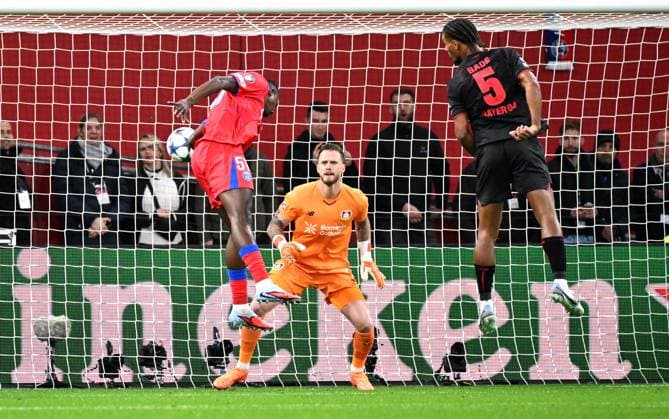 Fussball, Champions League, Deutschland, Herren, Saison 2025 2026, 3. Spieltag, BayArena Leverkusen: Bayer Leverkusen - FC Paris Saint-Germain; Willian Pacho (PSG) erzielt das Tor zum 0:1 gegen Mark Flekken (LEV). Aktion