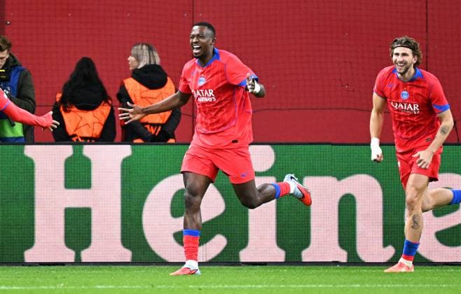 Fussball, Champions League, Deutschland, Herren, Saison 2025 2026, 3. Spieltag, BayArena Leverkusen: Bayer Leverkusen - FC Paris Saint-Germain; Jubel Willian Pacho (PSG) nach seinem Tor zum 0:1. Jubel, Freude, Aktion.