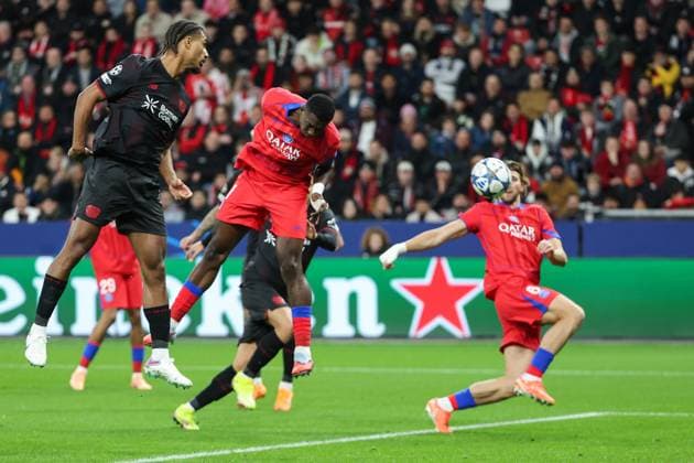 Champions League - Bayer 04 Leverkusen - Paris Saint-Germain am 21.10.2025 in der BayArena in Leverkusen Willian Pacho (Paris 51) erzielt das Tor zum 0 zu 1