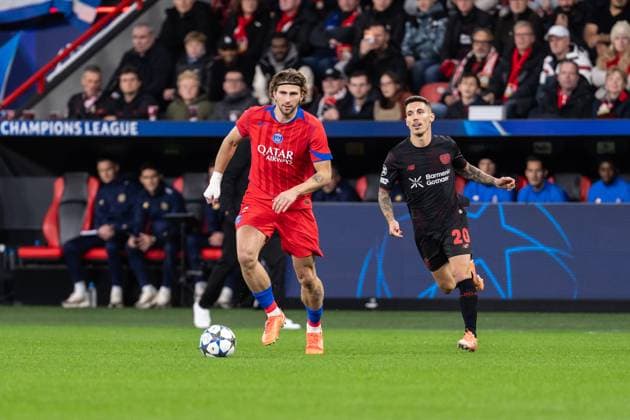 GER, UEFA Champions League, 3. Spieltage - Bayer 04 Leverkusen vs Paris Saint-Germain 21.10.2025, BayArena, Leverkusen, GER, UEFA Champions League, 3. Spieltage - Bayer 04 Leverkusen vs Paris Saint-Germain im Bild: Illya Zabarnyi (Paris Saint-Germain, 6) Einzelaktion; Ganzkörper Ganzkoerper ; Ball am Fuss; Im Hintergrund Alex Grimaldo (Bayer 04 Leverkusen, 20)