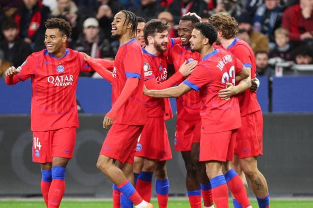 iChampions League - Bayer 04 Leverkusen - Paris Saint-Germain am 21.10.2025 in der BayArena in Leverkusen Jubel, Torjubel, Torschuetze, Torschütze Willian Pacho (Paris 51) jubelt nach seinem Tor zum 0 zu 1 mit der Mannschaft