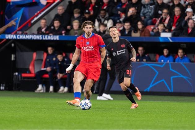 GER, UEFA Champions League, 3. Spieltage - Bayer 04 Leverkusen vs Paris Saint-Germain 21.10.2025, BayArena, Leverkusen, GER, UEFA Champions League, 3. Spieltage - Bayer 04 Leverkusen vs Paris Saint-Germain im Bild: Illya Zabarnyi (Paris Saint-Germain, 6) Einzelaktion; Ganzkörper Ganzkoerper ; Ball am Fuss; Im Hintergrund Alex Grimaldo (Bayer 04 Leverkusen, 20)