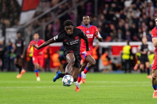 GER, UEFA Champions League, 3. Spieltage - Bayer 04 Leverkusen vs Paris Saint-Germain 21.10.2025, BayArena, Leverkusen, GER, UEFA Champions League, 3. Spieltage - Bayer 04 Leverkusen vs Paris Saint-Germain im Bild: Ernest Poku (Bayer 04 Leverkusen, 19) Ballannahme in der Luft, Einzelaktion; Ganzkörper Ganzkoerper ; Ball am Fuss;