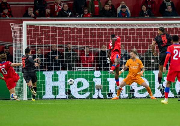 Willian Pacho (FC Paris Saint-Germain, 51) mit einem Kopfball zum 0-1 21.10.2025, Fussball: Bayer 04 Leverkusen - FC Paris Saint-Germain, UEFA Champions League, Saison 2025 2026, Matchday 3 DFL regulations prohibit any use of photographs as image sequences and or quasi-video. Copyright: HMBxMedia xMarcoxBader