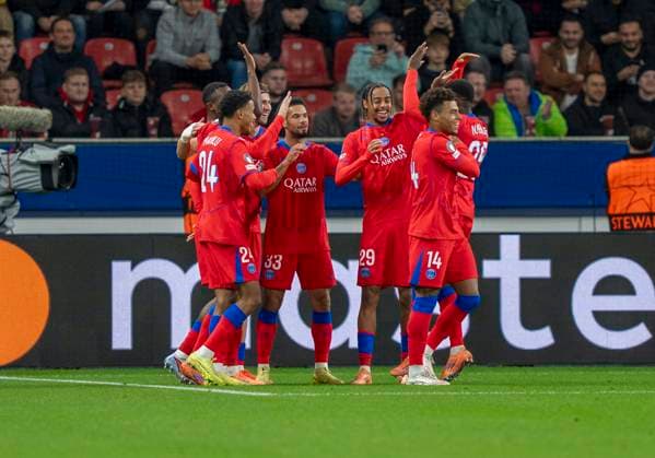 Jubel bei Willian Pacho (FC Paris Saint-Germain, 51) über sein Tor mit seinen Teamkollegen 21.10.2025, Fussball: Bayer 04 Leverkusen - FC Paris Saint-Germain, UEFA Champions League, Saison 2025 2026, Matchday 3 DFL regulations prohibit any use of photographs as image sequences and or quasi-video. Copyright: HMBxMedia xMarcoxBader