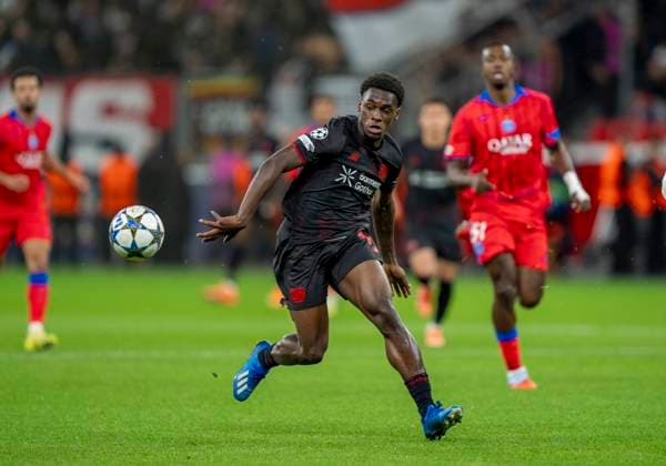 Ernest Poku (Bayer 04 Leverkusen, 19) 21.10.2025, Fussball: Bayer 04 Leverkusen - FC Paris Saint-Germain, UEFA Champions League, Saison 2025 2026, Matchday 3 DFL regulations prohibit any use of photographs as image sequences and or quasi-video. Copyright: HMBxMedia xMarcoxBader