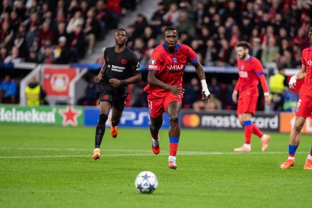 GER, UEFA Champions League, 3. Spieltage - Bayer 04 Leverkusen vs Paris Saint-Germain 21.10.2025, BayArena, Leverkusen, GER, UEFA Champions League, 3. Spieltage - Bayer 04 Leverkusen vs Paris Saint-Germain im Bild: William Pacho (Paris Saint-Germain, 51) und Arthur (Bayer 04 Leverkusen, 13)