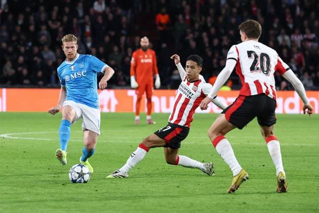 EINDHOVEN , 21-10-2025 , Philips Stadium , season 2025 2026 , UEFA Champions League football , League phase Matchday 3 , match between PSV and Napoli , picture shows Napoli player Kevin De Bruyne, Toin Damep17 PSV - Napoli  x31629649x Copyright:
