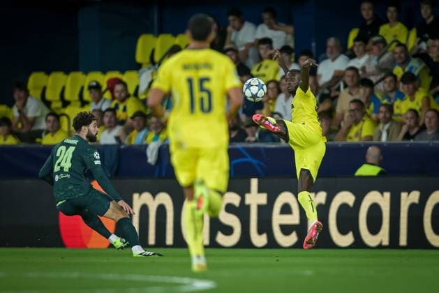 Pape Gueye (Villarreal CF) controls the ball during a UEFA Champions League match between Villarreal FC and Manchester City at Estadio de La Ceramica in Villarreal, , Spain, on October 21 2025. Photo by Felipe Mondino Copyright: x@FELIPExMONDINOx