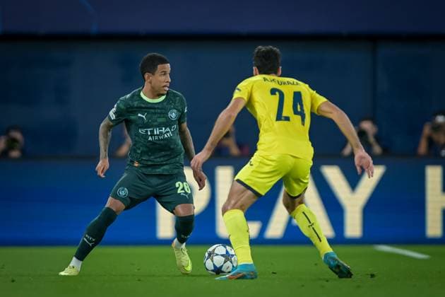 Savinho (Manchester City) and Alfonso Pedraza (Villarreal CF) battle for the ball during a UEFA Champions League match between Villarreal FC and Manchester City at Estadio de La Ceramica in Villarreal, , Spain, on October 21 2025. Photo by Felipe Mondino Copyright: x@FELIPExMONDINOx