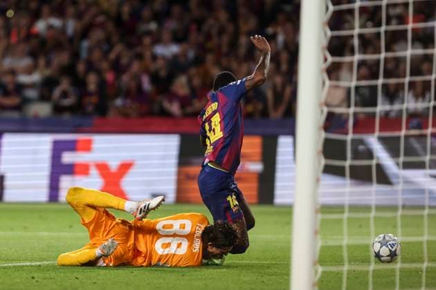 October 21, 2025, Barcelona, Barcelona, SPAIN: Marcus Rashford of FC Barcelona, Barca and Konstantinos Tzolakis of Olympiacos FC compete for the ball during the UEFA Champions League 2025 26 League Phase MD3 match between FC Barcelona and Olympiacos FC at Estadi Olimpic Lluis Companys on October 21, 2025 in Barcelona, Spain. Barcelona SPAIN - ZUMAa181 20251021_zaa_a181_354 Copyright: xJavierxBorregox