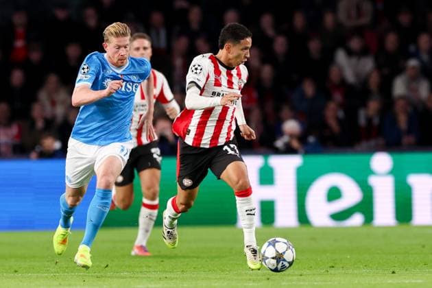 2025-10-21 PSV v SSC Napoli - UEFA Champions League 2025 26 League Phase MD3 EINDHOVEN, NETHERLANDS - OCTOBER 21: Kevin De Bruyne of SSC Napoli battles for possession with Mathias Olivera of SSC Napoli during the UEFA Champions League 2025 26 League Phase MD3 match between PSV and SSC Napoli at Philips Stadion on October 21, 2025 in Eindhoven, Netherlands. Eindhoven Philips Stadion Netherlands Content not available for redistribution in The Netherlands directly or indirectly through any third parties. Copyright: xBenxGalx