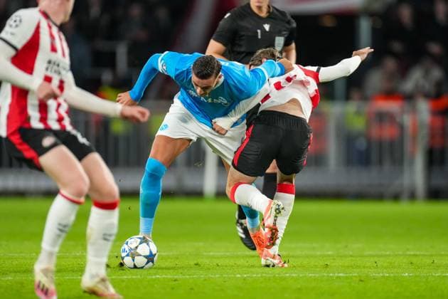 2025-10-21 PSV v SSC Napoli - UEFA Champions League 2025 26 League Phase MD3 EINDHOVEN, NETHERLANDS - OCTOBER 21: Lorenzo Lucca of SSC Napoli battles for possession with Yarek Gasiorowski of PSV during the UEFA Champions League 2025 26 League Phase MD3 match between PSV and SSC Napoli at Philips Stadion on October 21, 2025 in Eindhoven, Netherlands. Eindhoven Philips Stadion Netherlands Content not available for redistribution in The Netherlands directly or indirectly through any third parties. Copyright: xJorisxVerwijstx