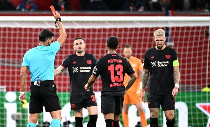 Fussball, Champions League, Deutschland, Herren, Saison 2025 2026, 3. Spieltag, BayArena Leverkusen: Bayer Leverkusen - FC Paris Saint-Germain; Schiedsrichter Jesus Gil Manzano (SPA) zeigt nach VAR die rote Karte. *** Football, Champions League, Germany, Men, Season 2025 2026, Matchday 3, BayArena Leverkusen Bayer Leverkusen FC Paris Saint Germain Referee Jesus Gil Manzano SPA shows the red card after VAR