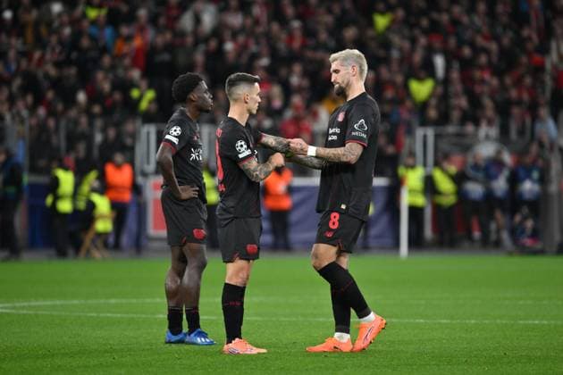 Rote Karte für Robert Andrich (Bayer 04 Leverkusen), re., er übergibt die Spielführerbinde an Alejandro Grimaldo (Bayer 04 Leverkusen) 21.10.2025, Fussball, UEFA Champions League 2025 2026, 3. Spieltag, Bayer 04 Leverkusen - Paris St. Germain UEFA regulations prohibit any use of photographs as image sequences and or quasi-video Leverkusen BayArena Nordrhein Westfalen Deutschland