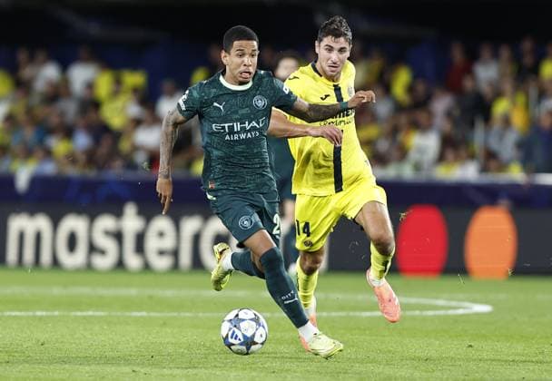 Savio of Manchester City is chased by Santi Comesana of Villarreal Villarreal v Manchester City, UEFA Champions League, Group Stage, Football, Estadi de la Cermica, Villarreal, Spain - 21 Oct 2025Villarreal Estadi de la Ceràmica United Kingdom EDITORIAL USE ONLY No use with unauthorised audio, video, data, fixture lists, club league logos or live services. Online in-match use limited to 120 images, no video emulation. No use in betting, games or single club league player publications. Copyright: xRubenxAlbarran Shutterstockx 15552307be