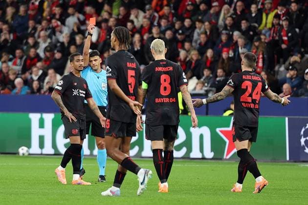 21.10.2025, xrekx, Fussball UEFA Champions League, Bayer 04 Leverkusen - Paris St. Germain PSG v.l. Robert Andrich (Bayer 04 Leverkusen) hat Rote Karte erhalten, Received a red card (DFL DFB REGULATIONS PROHIBIT ANY USE OF PHOTOGRAPHS as IMAGE SEQUENCES and or QUASI-VIDEO) Leverkusen