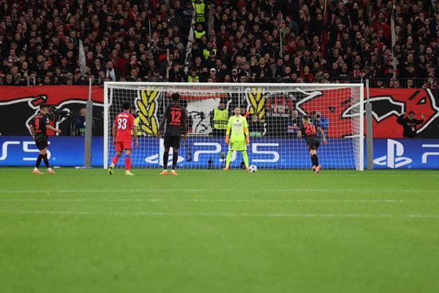 21.10.2025, xrekx, Fussball UEFA Champions League, Bayer 04 Leverkusen - Paris St. Germain PSG v.l. Alejandro Grimaldo (Bayer 04 Leverkusen) Elfmeter Strafstoss verschossen Lucas Chevalier (FC Paris Saint-Germain) (DFL DFB REGULATIONS PROHIBIT ANY USE OF PHOTOGRAPHS as IMAGE SEQUENCES and or QUASI-VIDEO) Leverkusen