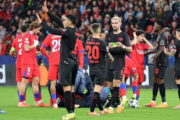 21.10.2025, xrekx, Fussball UEFA Champions League, Bayer 04 Leverkusen - Paris St. Germain PSG v.l. Robert Andrich (Bayer 04 Leverkusen) hat Rote Karte erhalten, Received a red card gibt die Binde weiter an Alejandro Grimaldo (Bayer 04 Leverkusen) (DFL DFB REGULATIONS PROHIBIT ANY USE OF PHOTOGRAPHS as IMAGE SEQUENCES and or QUASI-VIDEO) Leverkusen
