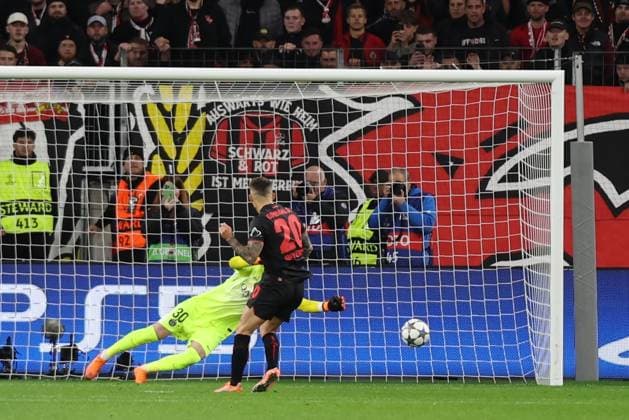 21.10.2025, xrekx, Fussball UEFA Champions League, Bayer 04 Leverkusen - Paris St. Germain PSG v.l. Alejandro Grimaldo (Bayer 04 Leverkusen) Elfmeter Strafstoss verschossen Lucas Chevalier (FC Paris Saint-Germain) (DFL DFB REGULATIONS PROHIBIT ANY USE OF PHOTOGRAPHS as IMAGE SEQUENCES and or QUASI-VIDEO) Leverkusen