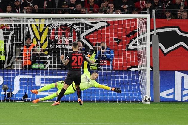 21.10.2025, xrekx, Fussball UEFA Champions League, Bayer 04 Leverkusen - Paris St. Germain PSG v.l. Alejandro Grimaldo (Bayer 04 Leverkusen) Elfmeter Strafstoss verschossen Lucas Chevalier (FC Paris Saint-Germain) (DFL DFB REGULATIONS PROHIBIT ANY USE OF PHOTOGRAPHS as IMAGE SEQUENCES and or QUASI-VIDEO) Leverkusen
