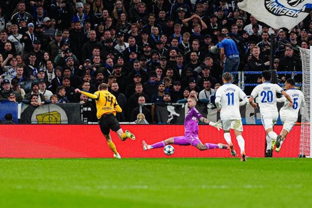 Torschuss Torchance Maximilian Beier (Borussia Dortmund, 14), Dominik Kotarski (FC Kopenhagen, 01) DEN, FC Kopenhagen vs. Borussia Dortmund, Fussball, UEFA Champions League, Spieltag 3, Spielzeit 2025 2026, 21.10.2025 DEN, FC Kopenhagen vs. Borussia Dortmund, Fussball, UEFA Champions League, Spieltag 3, Spielzeit 2025 2026, 21.10.2025 Kopenhagen Copyright: xEibner-Pressefoto MarcelxvonxFehrnx EP_MFN