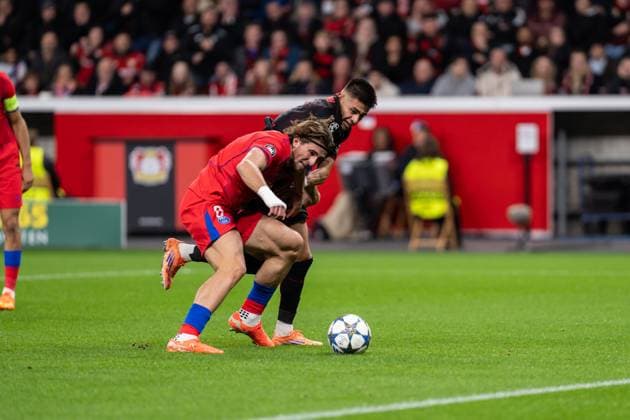 GER, UEFA Champions League, 3. Spieltage - Bayer 04 Leverkusen vs Paris Saint-Germain 21.10.2025, BayArena, Leverkusen, GER, UEFA Champions League, 3. Spieltage - Bayer 04 Leverkusen vs Paris Saint-Germain im Bild: Zweikampf zwischen Claudio Echeverri (Bayer 04 Leverkusen, 9) und Illya Zabarnyi (Paris Saint-Germain, 6)