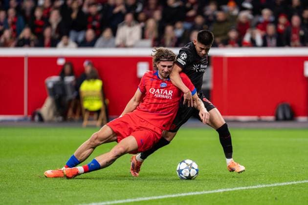 GER, UEFA Champions League, 3. Spieltage - Bayer 04 Leverkusen vs Paris Saint-Germain 21.10.2025, BayArena, Leverkusen, GER, UEFA Champions League, 3. Spieltage - Bayer 04 Leverkusen vs Paris Saint-Germain im Bild: Zweikampf zwischen Claudio Echeverri (Bayer 04 Leverkusen, 9) und Illya Zabarnyi (Paris Saint-Germain, 6)