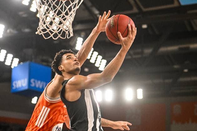 GER, EuroCup, ratiopharm Ulm vs Besiktas GAIN Istanbul 21.10.2025, ratiopharm arena, Neu-Ulm, GER, EuroCup, ratiopharm Ulm vs Besiktas GAIN Istanbul, im Bild Devon Dotson (Istanbul, 1) setzt sich am Korb gegen Christopher Ledlum (Ulm, 4) durch und punktet