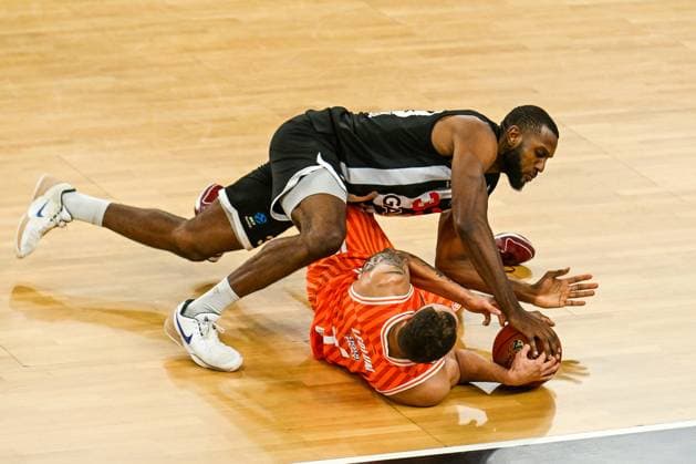 GER, EuroCup, ratiopharm Ulm vs Besiktas GAIN Istanbul 21.10.2025, ratiopharm arena, Neu-Ulm, GER, EuroCup, ratiopharm Ulm vs Besiktas GAIN Istanbul, im Bild Christopher Ledlum (Ulm, 4) verliert den Ball gegen Vitto Brown (Istanbul, 33)
