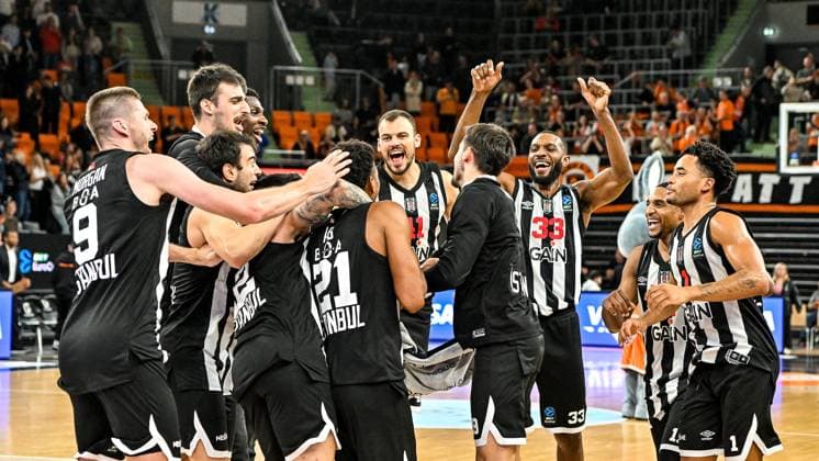 GER, EuroCup, ratiopharm Ulm vs Besiktas GAIN Istanbul 21.10.2025, ratiopharm arena, Neu-Ulm, GER, EuroCup, ratiopharm Ulm vs Besiktas GAIN Istanbul, im Bild Spieler von Besiktas, Jubel nach Spielende