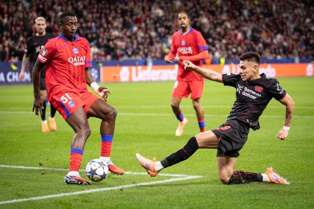 UEFA Champions League, Bayer 04 Leverkusen vs. Paris Saint-Germain, 21.10.2025 LEVERKUSEN, GERMANY - OCTOBER 21: Willian Pacho (Paris St. Germain, 51), Claudio Echeverri (Bayer 04 Leverkusen, 9) in the box during the UEFA Champions League match on gameday 3 between Bayer 04 Leverkusen vs. Paris Saint-Germain at BayArena on October 21, 2025 in Leverkusen, Germany. DFL REGULATIONS PROHIBIT ANY USE OF PHOTOGRAPHS AS IMAGE SEQUENCES AND OR QUASI-VIDEO. Copyright: xBEAUTIFULxSPORTS AxelxKohringx