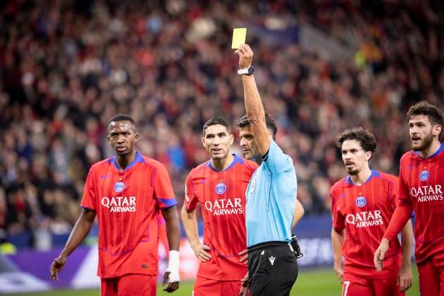 UEFA Champions League, Bayer 04 Leverkusen vs. Paris Saint-Germain, 21.10.2025 LEVERKUSEN, GERMANY - OCTOBER 21: Referee Jesus Gil Manzano (Spain) shows the yellow card to Illia Zabarnyv (Paris St. Germain, 6) during the UEFA Champions League match on gameday 3 between Bayer 04 Leverkusen vs. Paris Saint-Germain at BayArena on October 21, 2025 in Leverkusen, Germany. DFL REGULATIONS PROHIBIT ANY USE OF PHOTOGRAPHS AS IMAGE SEQUENCES AND OR QUASI-VIDEO. Copyright: xBEAUTIFULxSPORTS AxelxKohringx