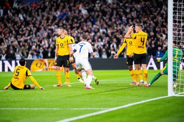 21.10.2025 - Fußball, 2025 2026, Champions League, 3. Spieltag, FC Kopenhagen - Borussia Dortmund: (L-R) Ramy Bensebaini (Dortmund), Waldemar Anton (Dortmund), Jobe Bellingham (Dortmund), Nico Schlotterbeck (Dortmund), Gregor Kobel (Dortmund) nach dem Tor zum 1:1