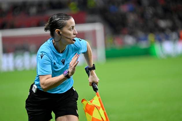 BayArena Leverkusen, , 21.10.2025, Fussball: UEFA Champions League Saison 2025 26 3. Spieltag, Bayer 04 Leverkusen (B04) vs Paris Saint-Germain (PSG) _ Linienfrau Guadalupe Porras Ayuso (ESP) UEFA REGULATIONS PROHIBIT ANY USE OF PHOTOGRAPHS AS IMAGE SEQUENCES AND OR QUASI-VIDEO