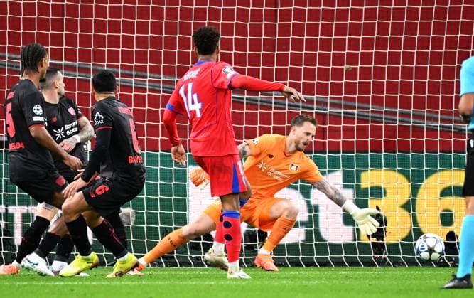 Fussball, Champions League, Deutschland, Herren, Saison 2025 2026, 3. Spieltag, BayArena Leverkusen: Bayer Leverkusen - FC Paris Saint-Germain; Desire Doue (PSG) erzielt das Tor zum 1:2 gegen Mark Flekken (LEV).