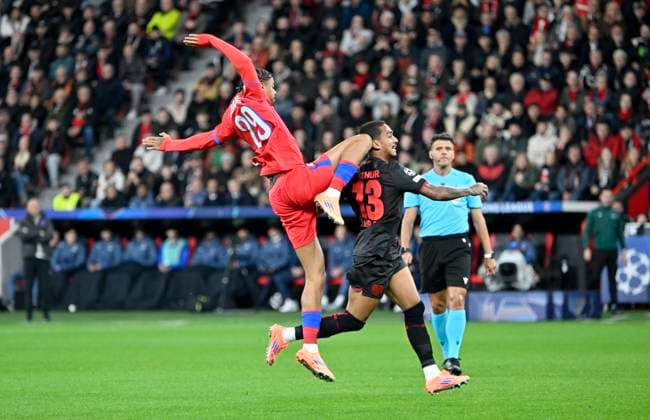BayArena Leverkusen, , 21.10.2025, Fussball: UEFA Champions League Saison 2025 26 3. Spieltag, Bayer 04 Leverkusen (B04) vs Paris Saint-Germain (PSG) _ Bradley Barcola (PSG) steigt hart gegen Arthur (B04) ein UEFA REGULATIONS PROHIBIT ANY USE OF PHOTOGRAPHS AS IMAGE SEQUENCES AND OR QUASI-VIDEO