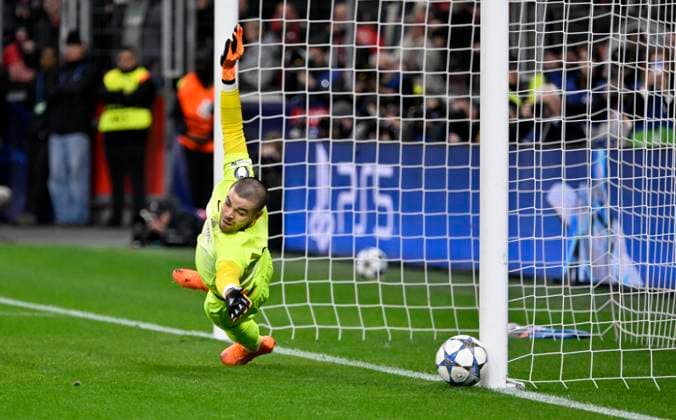 BayArena Leverkusen, , 21.10.2025, Fussball: UEFA Champions League Saison 2025 26 3. Spieltag, Bayer 04 Leverkusen (B04) vs Paris Saint-Germain (PSG) _ Grimaldo schiesst den Elfmeter an den Pfosten, Torwart Lucas Chevalier (PSG) wäre wohl geschlagen gewesen UEFA REGULATIONS PROHIBIT ANY USE OF PHOTOGRAPHS AS IMAGE SEQUENCES AND OR QUASI-VIDEO