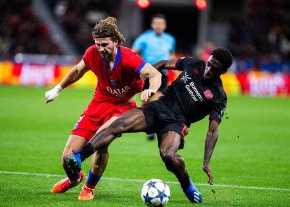 Leverkusen, Bayarena, 21.10.2025: Illia Zabanyi of Paris challenges Ernest Poku of Leverkusen during the Championsleague match Bayer 04 Leverkusen vs. Paris St. Germain.
