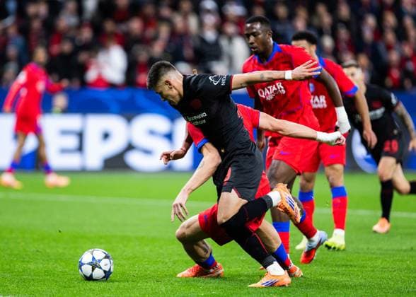 Leverkusen, Bayarena, 21.10.2025: Claudio Echeverri of Leverkusen fights for the ball during the Championsleague match Bayer 04 Leverkusen vs. Paris St. Germain.