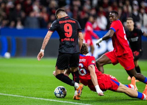 Leverkusen, Bayarena, 21.10.2025: Penalty after handplay from Illia Zabarnyi of Paris during the Championsleague match Bayer 04 Leverkusen vs. Paris St. Germain.
