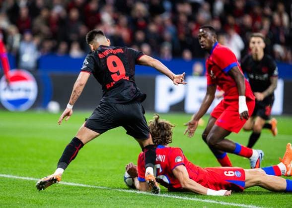 Leverkusen, Bayarena, 21.10.2025: Penalty after handplay from Illia Zabarnyi of Paris during the Championsleague match Bayer 04 Leverkusen vs. Paris St. Germain.