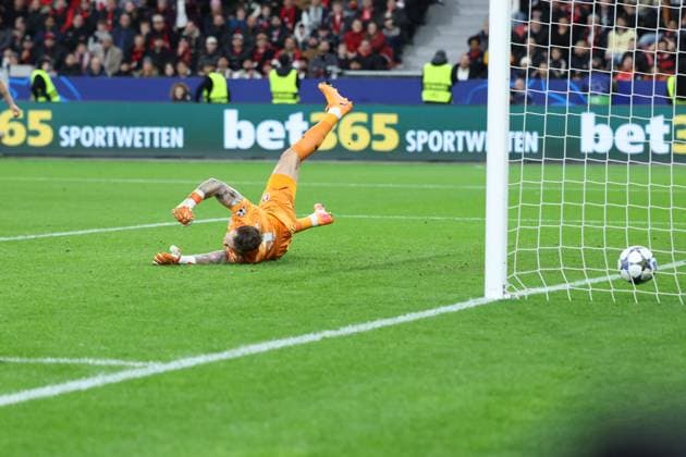 21.10.2025, xrekx, Fussball UEFA Champions League, Bayer 04 Leverkusen - Paris St. Germain PSG v.l. Torschuss zum 1:2 durch DÃ sirÃ DouÃ (FC Paris Saint-Germain) Mark Flekken (Bayer 04 Leverkusen) (DFL DFB REGULATIONS PROHIBIT ANY USE OF PHOTOGRAPHS as IMAGE SEQUENCES and or QUASI-VIDEO) Leverkusen